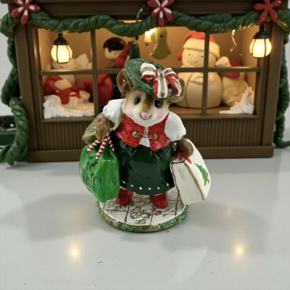 Wee Forest Folks "Mall Mom" Christmas Edition M-264 2001 AP Retired - Picture 1 of 9
